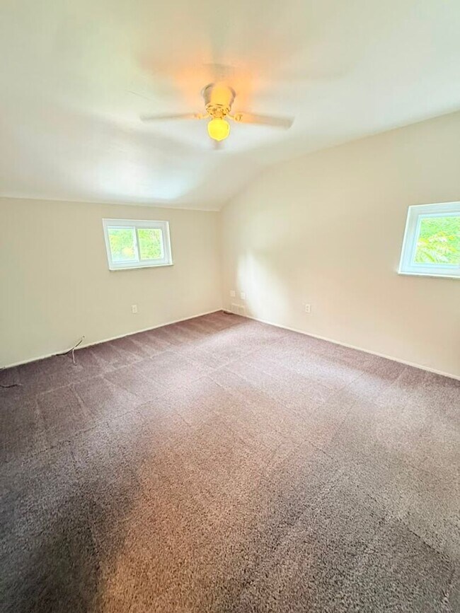 Building Photo - 472-474 Guylyn Dr
