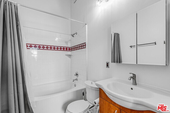 Building Photo - 312 W 5th St