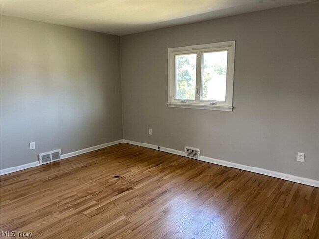 Building Photo - 17914 Chagrin Blvd