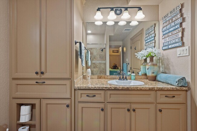 Building Photo - 785 Lake Forest