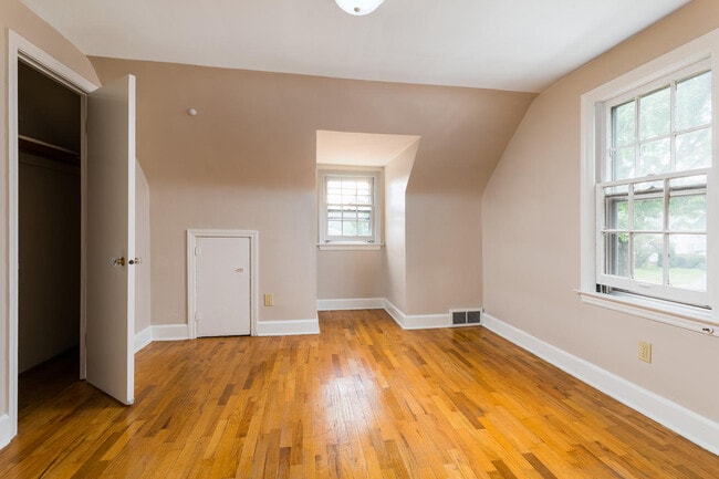 Building Photo - 128 Gunson St