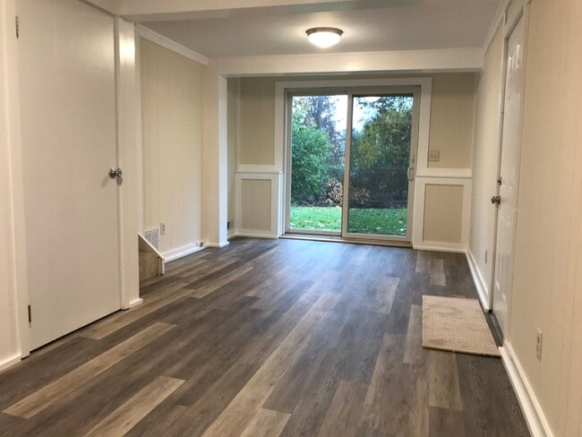 Building Photo - 7404 Oak Post Rd