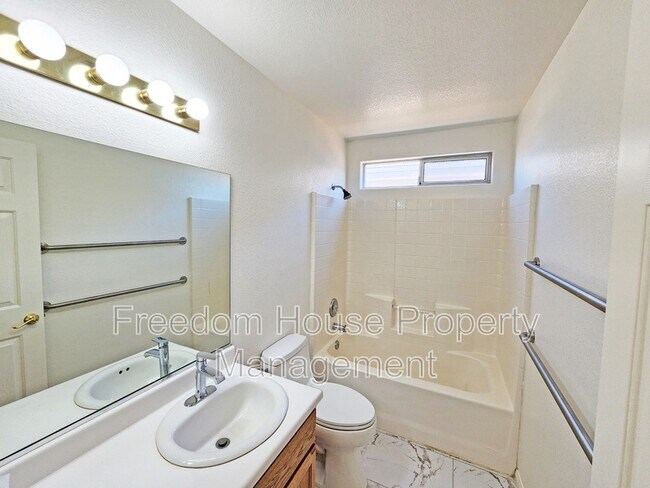 Building Photo - 600 San Lorenzo St