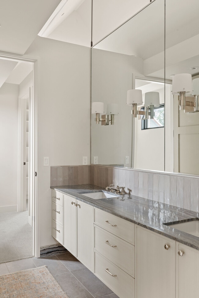 Building Photo - 1325 N Dewey Ave