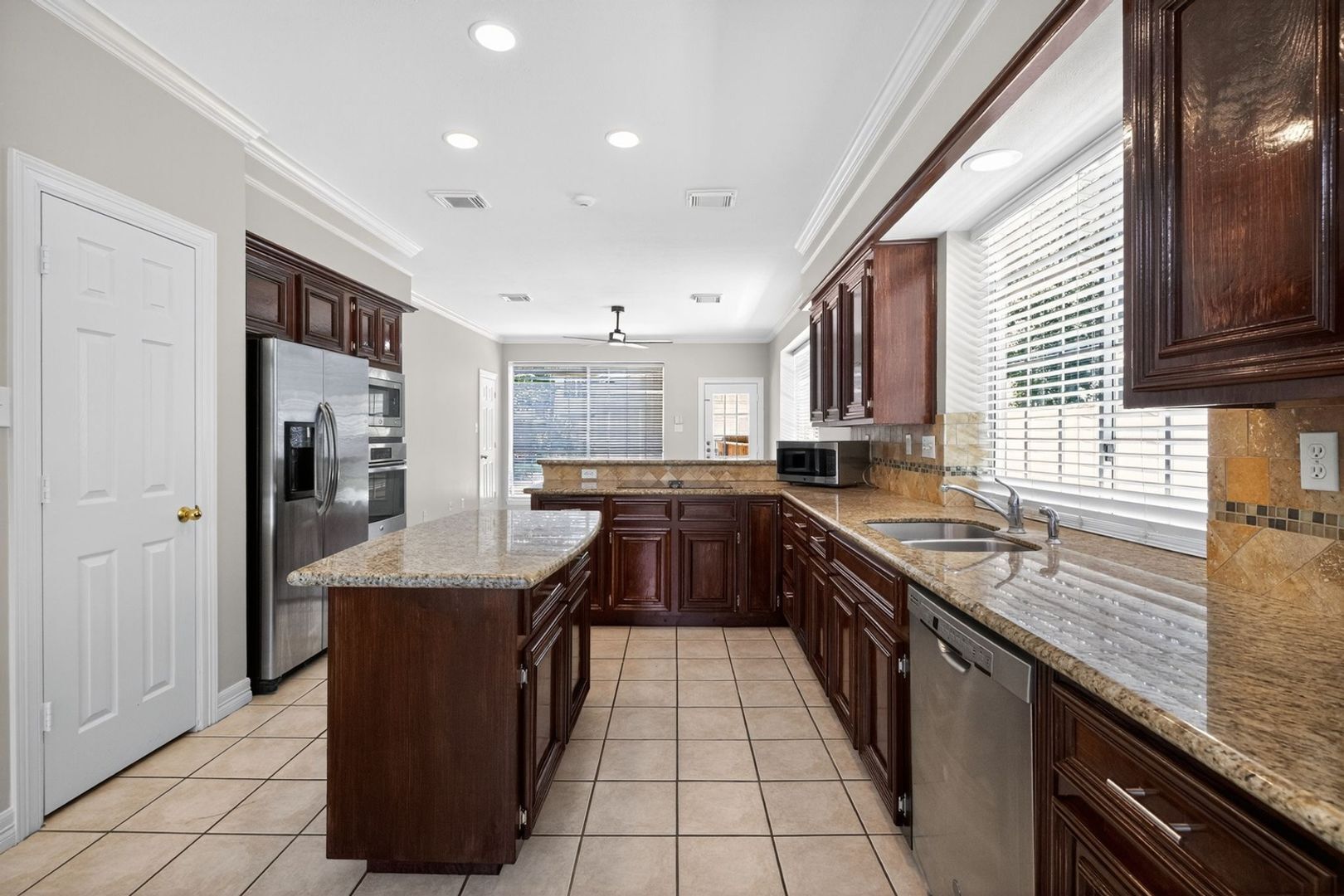 Building Photo - 3523 Shady Village Dr