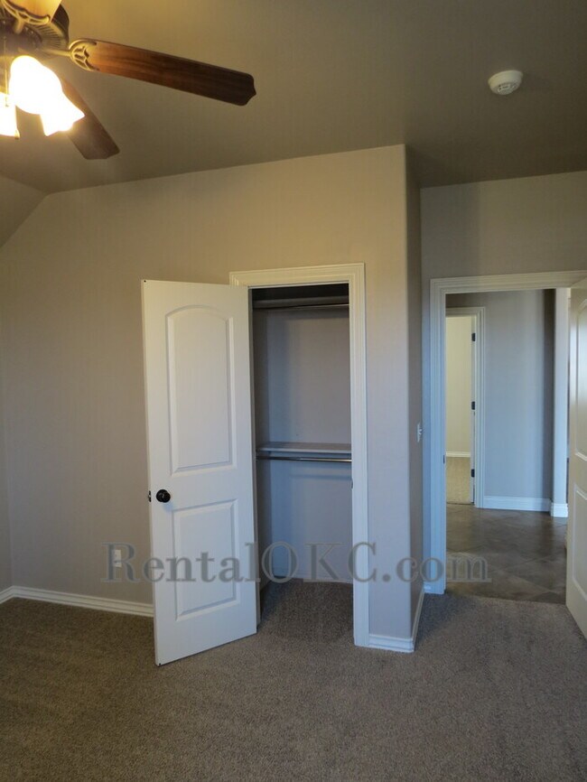 Building Photo - Stunning 3 Bed/2 Bath with office with bea...