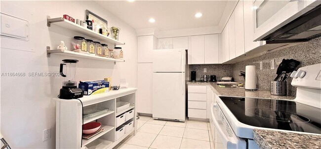 Building Photo - 3731 N Country Club Dr