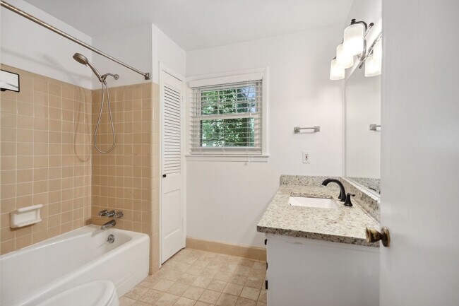 Building Photo - 4105 Ashwoody Trl NE