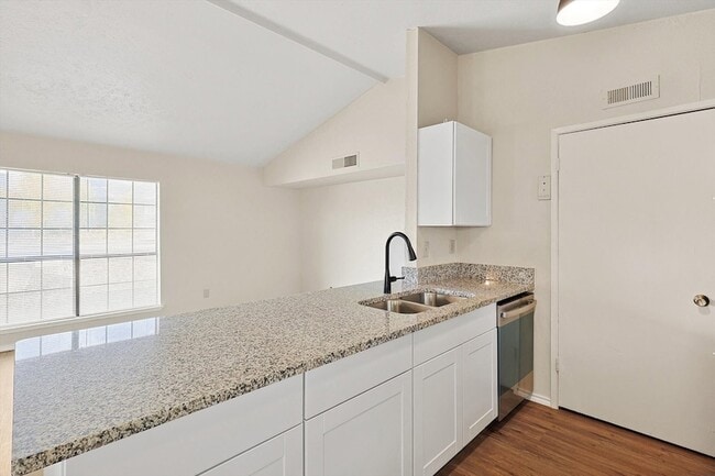 Building Photo - 6033 Dooley Dr