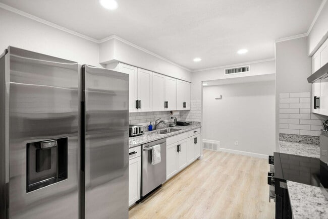 Building Photo - 3410 Country Club Dr