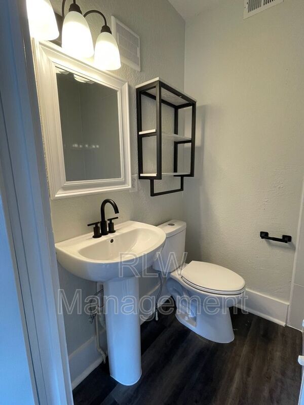 Building Photo - 11 N Central Ave