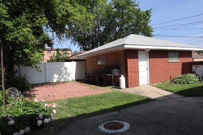 Building Photo - 8755 S Fairfield Ave