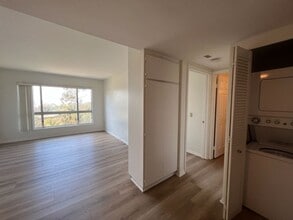Building Photo - 2825 Third Ave #402