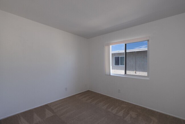 Building Photo - 2 Bedroom + 1 Bathroom Apartment | Oxnard Shores | Unfurnished