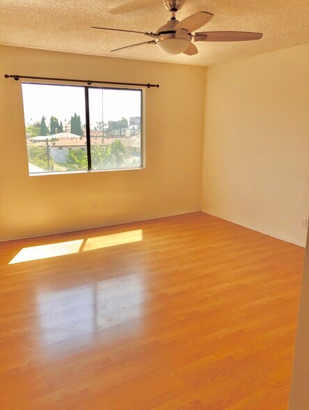 Building Photo - 1759 N Mariposa Ave