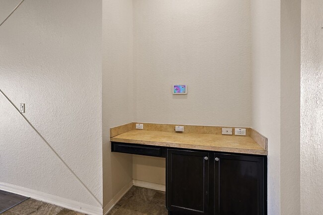 Building Photo - 581 Greenshank Dr