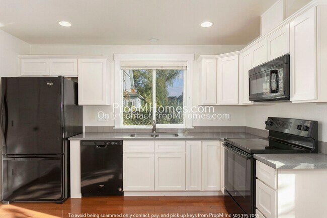 Building Photo - Enchanting 2-Bedroom Gem in SE Portland - End Unit!