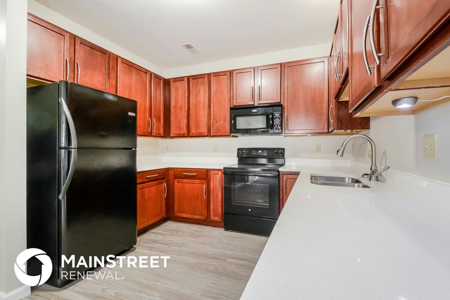 Building Photo - 2016 Village Glen Dr