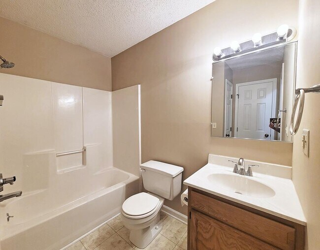 Building Photo - 807A Edgemont Terrace SW