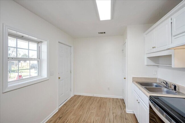 Building Photo - 953 Hopkins St