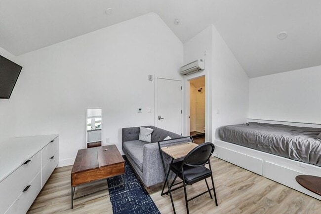 Building Photo - 1058 18th St