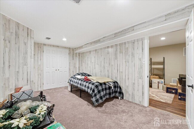 Building Photo - 2606 Trafalgar Square