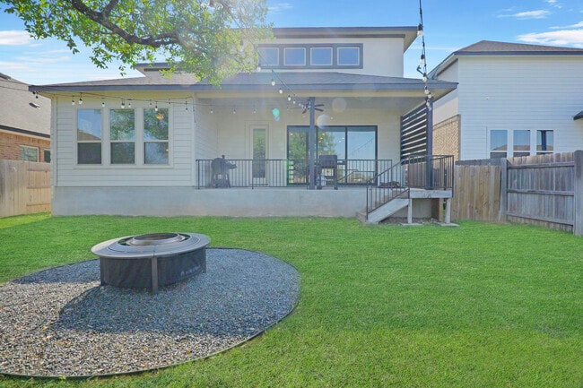 Building Photo - 601 Pinnacle View Dr