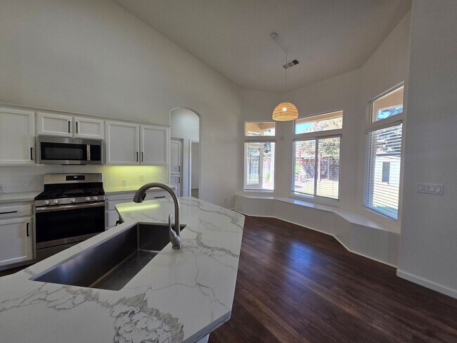 Building Photo - 3 bedroom 2 bathroom in a desirable SE Vis...