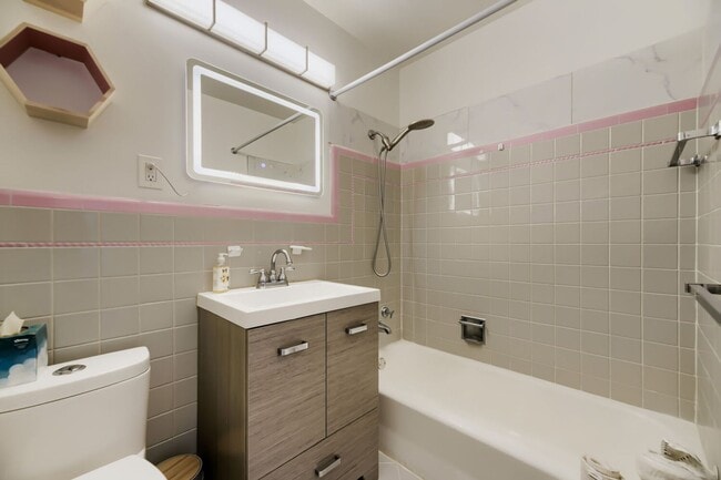 Building Photo - Sunny 1 bed, 1 bath near Wash Park - Available NOW!