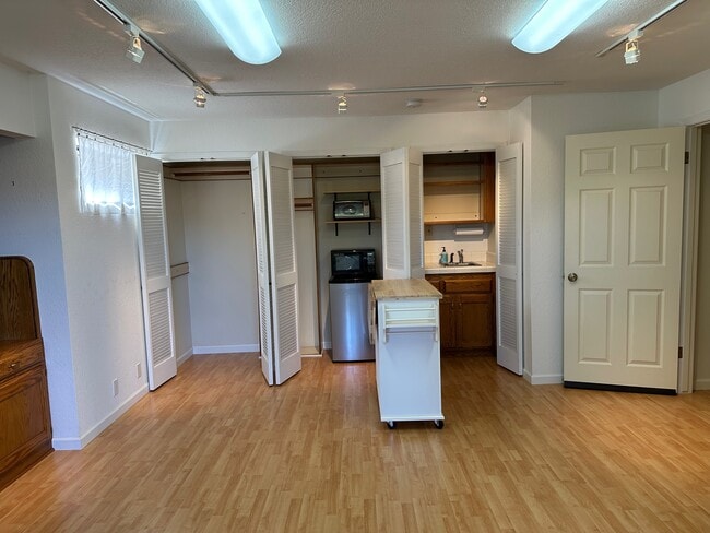 Building Photo - 815 Mirada Dr