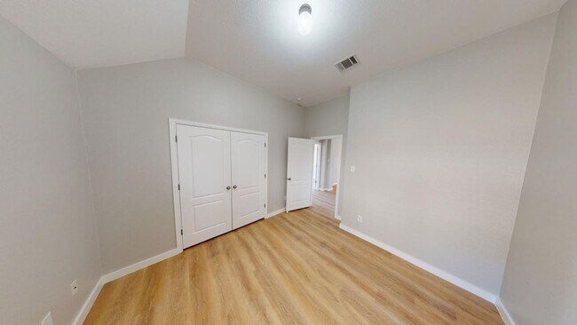 Building Photo - Elegant home in Pflugerville with great fe...