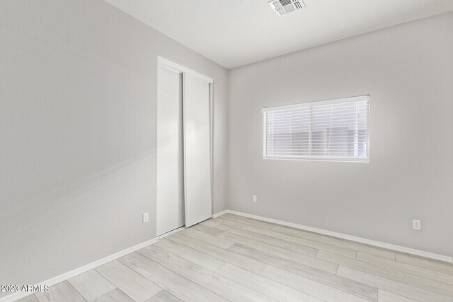 Building Photo - 2821 W Santa Cruz Ave