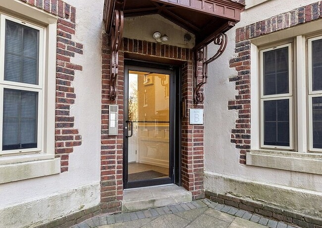 Building Photo - 2-Bed, 2-Bath Gem in Philadelphia's