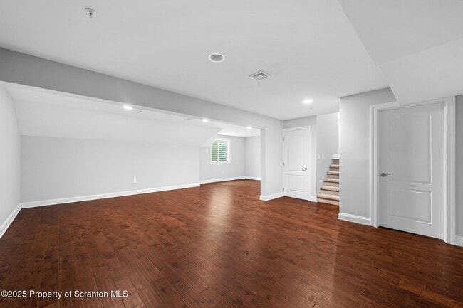 Building Photo - 15 Maple Leaf Dr