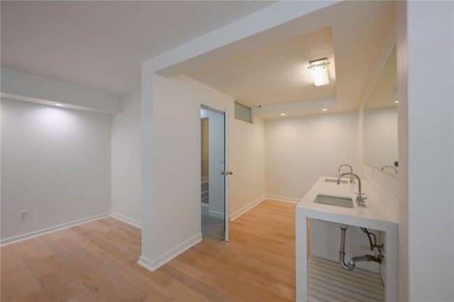 Building Photo - 615 Hampton Dr