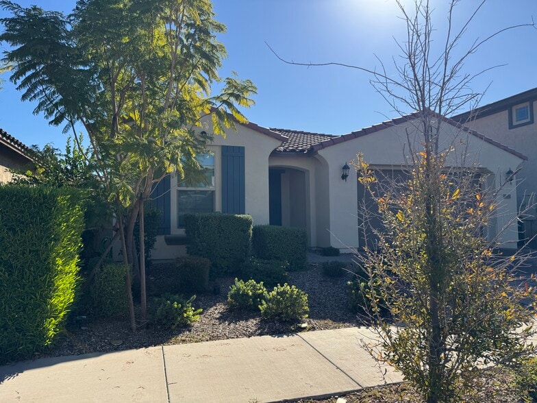 Building Photo - 9431 E Static Ave