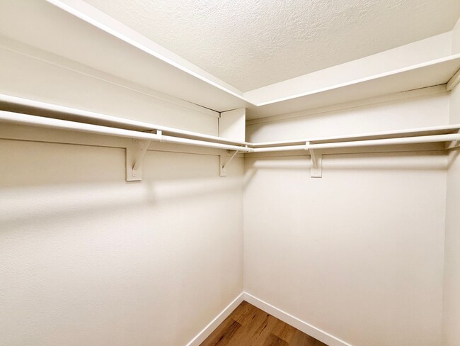 Building Photo - Lake Oswego 2 Bedroom Condo with $500 Move-In Incentive – Utilities Included!