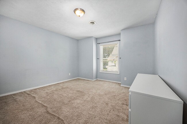 Building Photo - Spacious 5BR/2.5BA in Creston with Garage & Fenced Backyard