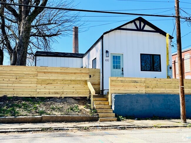 Building Photo - 1012 Swan St