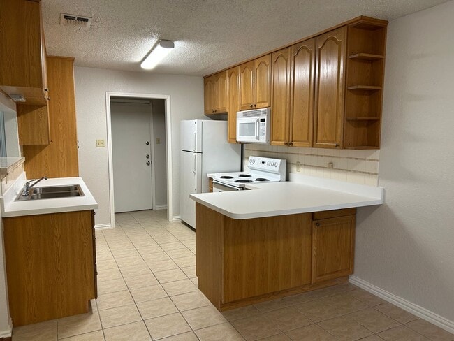 Building Photo - Beautiful 3 Bedroom, 2.5 Bathroom Townhome...
