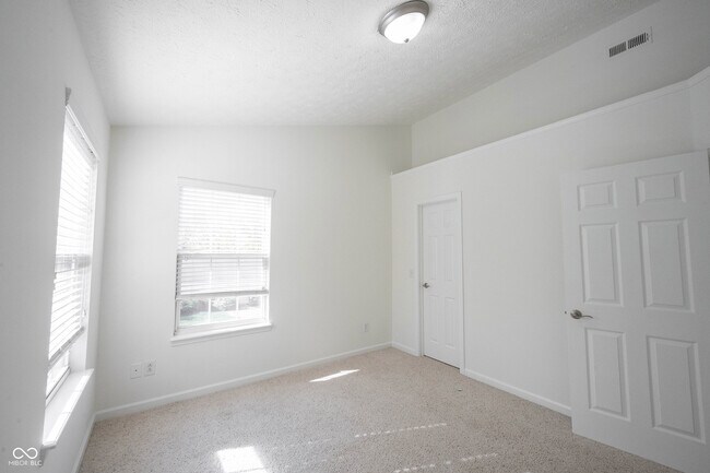 Building Photo - 9009 Mercer Dr