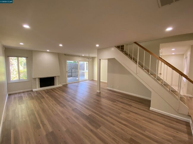 Building Photo - 1557 Siskiyou Dr