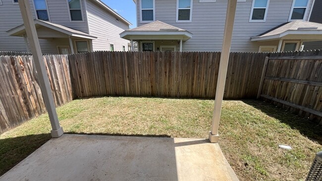 Building Photo - Lynwood Village Townhome - Move-in Ready