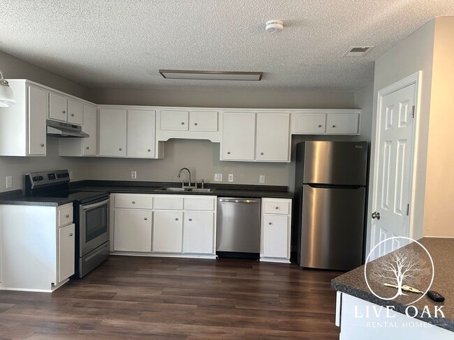 Building Photo - MOVE IN SPECIAL: $500 OFF 1ST MONTH'S RENT!**