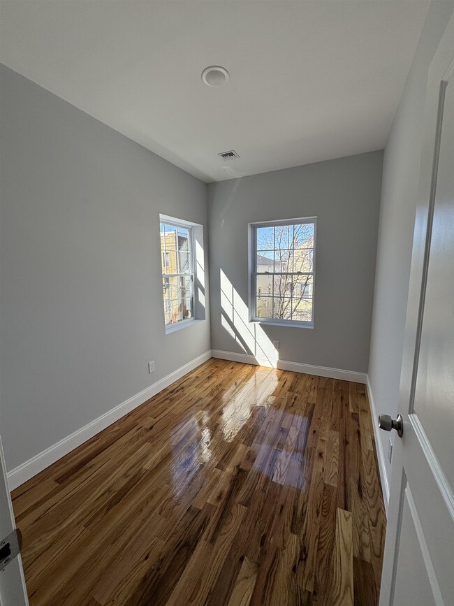 Building Photo - 832 S 19th St