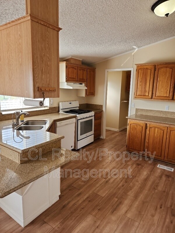 Building Photo - 25795 Leon Rd