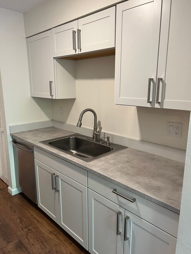 Building Photo - Newly renovated 2 bed x 1 bath on top floor in Kirkland!