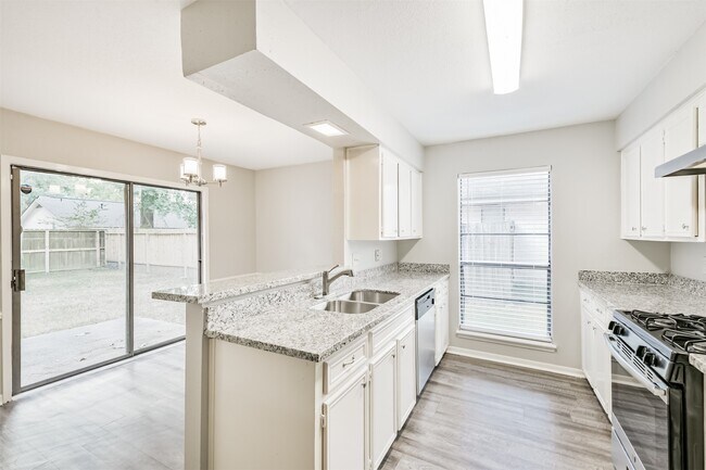 Building Photo - 2714 Foliage Green Dr