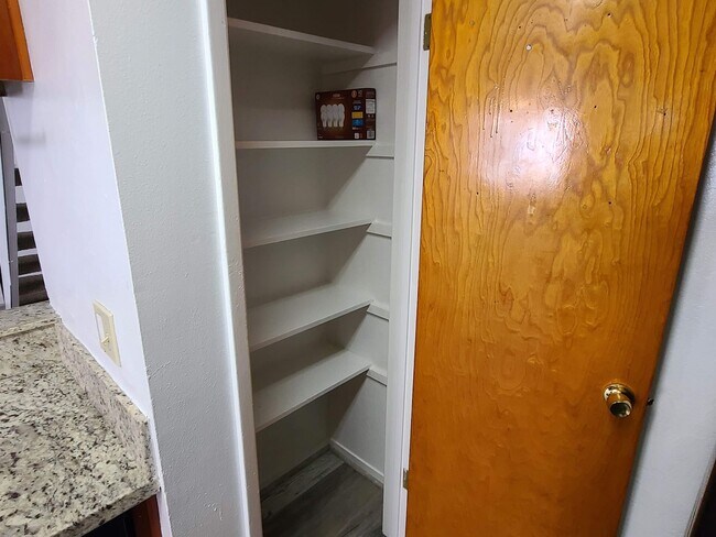 Building Photo - UPDATED RENTAL IN SACRAMENTO!