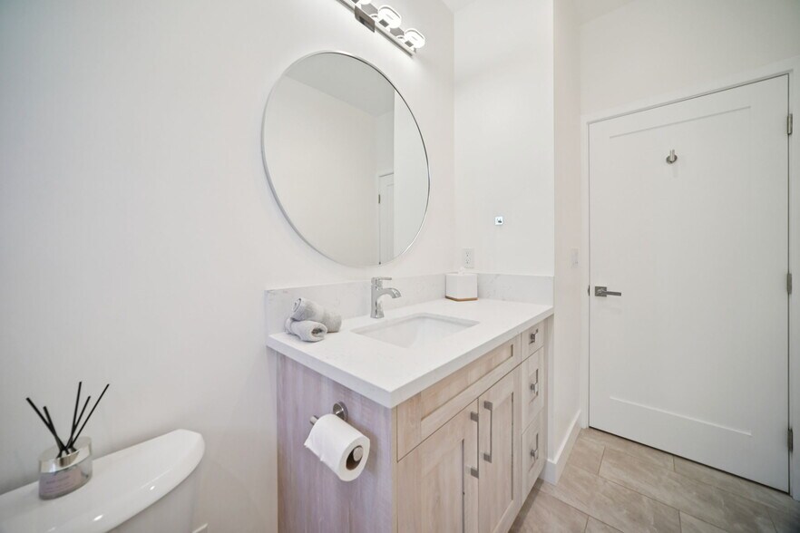 Building Photo - 8436 Oakdale Ave